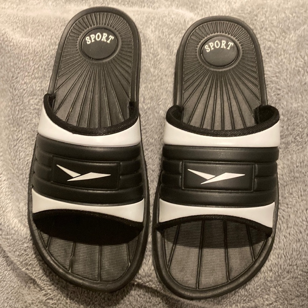 NWOT MEN SZ 9 Sport black and white Sliders